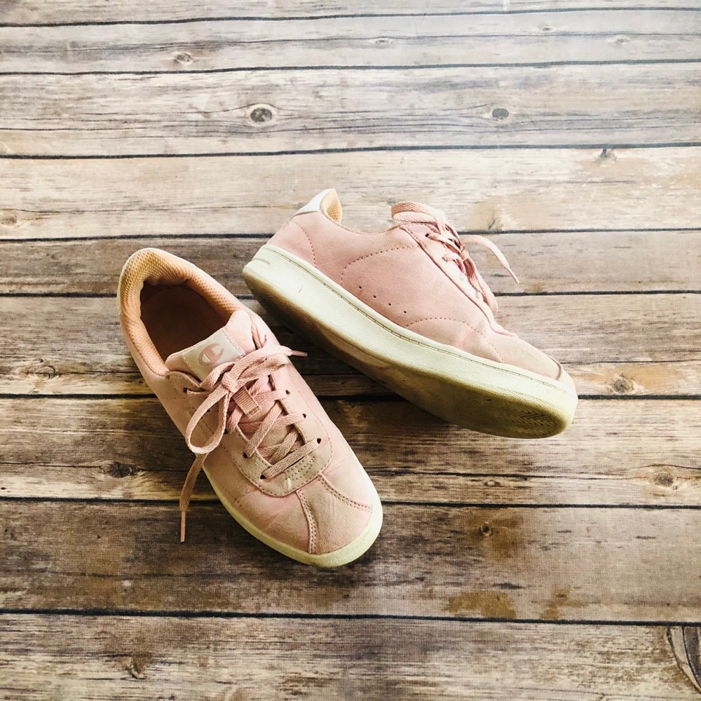37. Girls soft pink champion shoes! Size 3